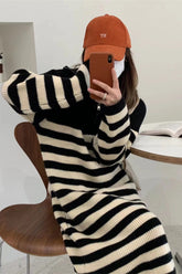 Mittellanges Strickkleid mit halblangem Rollkragen und Reißverschluss und Kontraststreifen